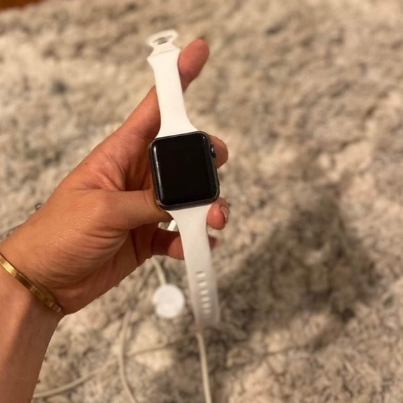 Series 1 Apple Watch 38mm and charger - Picture 6 of 7